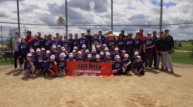 Succès retentissant des cliniques de baseball pour les filles au Manitoba et à Terre-Neuve
