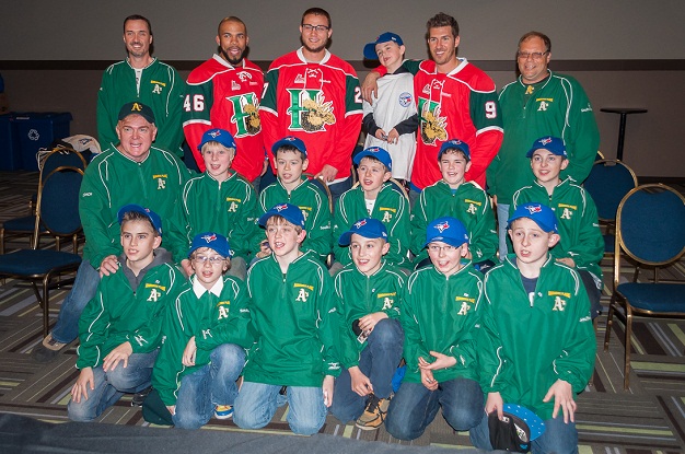 L’équipe moustique AA de Hammonds Plains rencontre des joueurs des Blue Jays… des ligues majeures